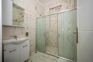 A bathroom at XALİLA HOSTEL & CAFE LADİES ROOM