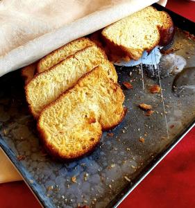 drie sneetjes brood zittend op een pan bij Le Petit courault in Pamproux
