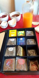 una caja de chocolate y un vaso de zumo de naranja en Le Petit courault en Pamproux