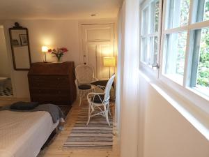 1 dormitorio con 1 cama, mesa y sillas en Stockholm B&B Cottage en Nacka