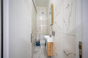 A bathroom at XALİLA HOSTEL & CAFE LADİES ROOM
