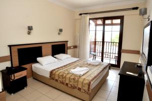 Cama o camas de una habitación en Telmessos Neva Hotel - Halal-Non Alcoholic All Inclusive-Muhafazakar Hotel