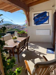 patio con tavolo, sedie e cartello di Blue Portrait House a Golfo Aranci
