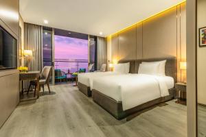 Letto o letti in una camera di Le Sands Oceanfront Danang Hotel