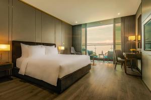 Letto o letti in una camera di Le Sands Oceanfront Danang Hotel