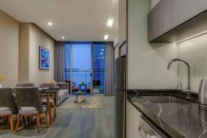 Cucina o angolo cottura di Le Sands Oceanfront Danang Hotel