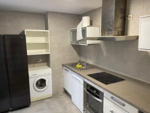 Η κουζίνα ή μικρή κουζίνα στο Apartamento BudhaZahara +19 φωτογραφίες