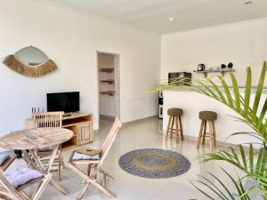 VILLA LUNA في كيروبوكان: غرفة معيشة مع طاولة وكراسي