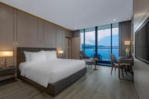 Letto o letti in una camera di Le Sands Oceanfront Danang Hotel