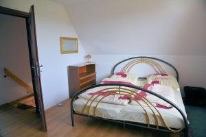 sypialnia z łóżkiem z metalową ramą w obiekcie Dom z kominkiem Kłączno, blisko lasów i jezior w mieście Studzienice