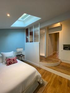 um quarto com uma cama e uma clarabóia em LES CHAMBRES DE MARIE em Bordeaux
