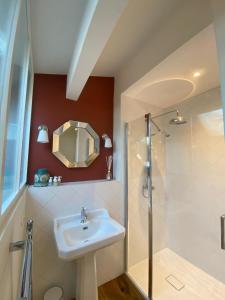 a bathroom with a sink and a shower at LES CHAMBRES DE MARIE in Bordeaux