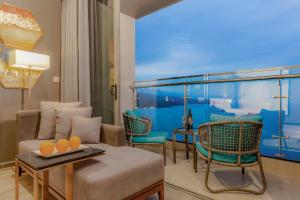 Area soggiorno di Le Sands Oceanfront Danang Hotel