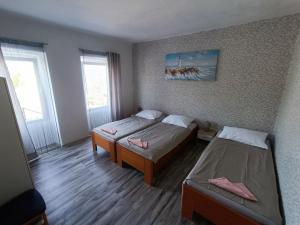 a room with two beds and two windows at Apartment Martin in Šilo