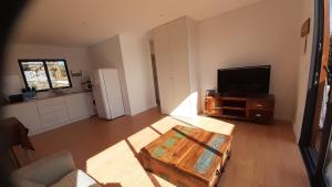 TV a/nebo společenská místnost v ubytování Bungalow com piscina