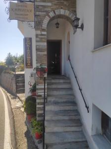 eine Treppe, die zu einem Gebäude mit einer Tür führt in der Unterkunft Catherine Portaria Guest House in Portaria