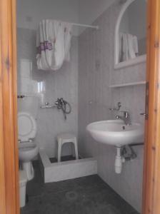 a bathroom with a sink and a toilet at Catherine Portaria Guest House in Portaria
