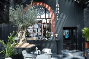 um bar com uma árvore no meio de uma sala em Metropolitan Hotels Ankara em Ancara