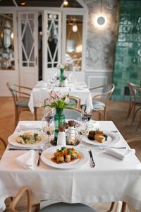 una mesa con platos de comida y copas de vino en Nowy Gurewicz, en Otwock