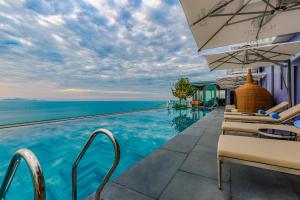 Hồ bơi trong/gần Le Sands Oceanfront Danang Hotel