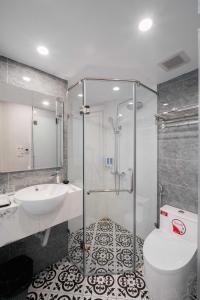 Phòng tắm tại Charming Moon Hotel