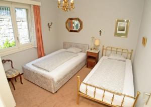 een slaapkamer met 2 bedden en een raam bij Casa Dodi App 2526 in Ascona