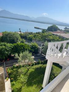 Eine weiße Bank auf einem Balkon mit Blick auf das Wasser in der Unterkunft four generation hotel in Shirokë
