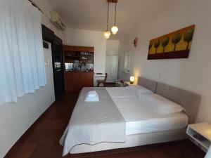 里姆尼奥纳斯Kapetaniou Apartments的房间里有一张白色大床的卧室
