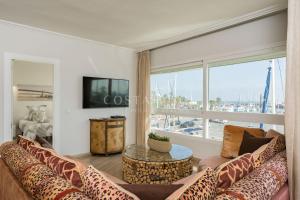 uma sala de estar com um sofá e uma grande janela em Benalmadena Costa Sol Holiday Rentals em Benalmádena