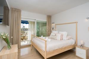 una camera con un letto e una grande finestra di Benalmadena Costa Sol Holiday Rentals a Benalmádena