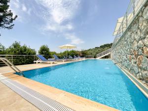 Bazén v ubytování Villa Yusufcuk, spacious family friendly villa in Faralya near Fethiye with amazing sea views nebo v jeho okolí