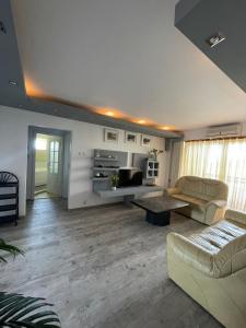 un soggiorno con un divano e un tavolo di Lovely 3 bedrooms Apartament a Oradea