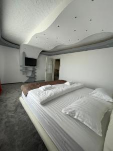 una camera con 2 letti bianchi di Lovely 3 bedrooms Apartament a Oradea