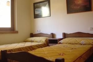 Postel nebo postele na pokoji v ubytování APARTMENTSUITESPAIN BAQUEIRA JARDIn + 28 fotografií