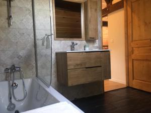 ein Badezimmer mit Badewanne, Dusche und Waschbecken in der Unterkunft Maison d'hôtes La Bageatière - Lac d'Aiguebelette in Lepin-le-Lac + 39 Fotos