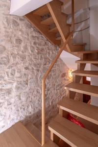 una escalera en una casa con una pared de piedra en The Bastion of Hvar, en Hvar