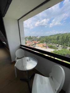 una stanza con una grande finestra con un tavolo e delle sedie di Lovely 3 bedrooms Apartament a Oradea