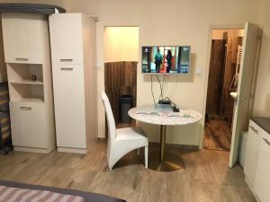 Kuchyňa alebo kuchynka v ubytovaní Roland Apartmant Zuglo