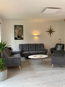 Sala de estar con 2 sofás y mesa de centro en Pappelhof - Doppelhaushälfte mit Garten in Grömitz, en Grömitz