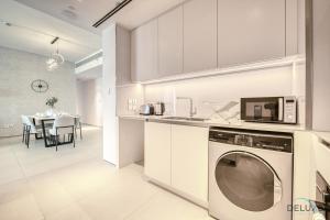 O bucătărie sau chicinetă la Luxury 3BR with Assistants Room at The Address Residences in JBR by Deluxe Holiday Homes