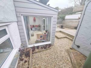 ヘイルにあるUnique 4bed large central Hayle cottage nr St Ivesの窓とソファが備わるガレージの景色を望めます。