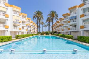 einem Pool vor zwei Apartmentgebäuden in der Unterkunft B22 Vistas al mar desde la terraza in Denia
