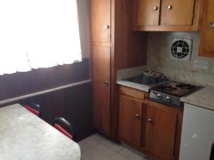 mała kuchnia ze zlewem i kuchenką w obiekcie Amber Lantern One-Bedroom Cottage w mieście Lake George