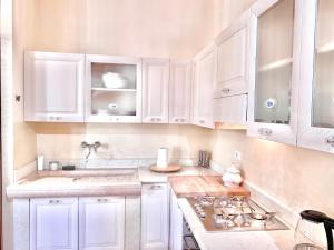 A kitchen or kitchenette at La Tinassara