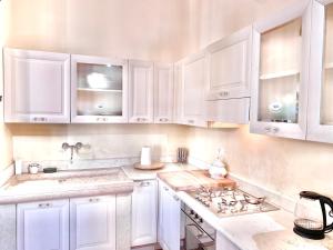 A kitchen or kitchenette at La Tinassara