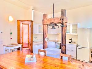 A kitchen or kitchenette at La Tinassara