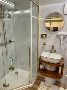 Hausboot mit Traumlage in Lübeck-Travemünde的一间浴室