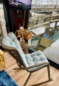 Hausboot mit Traumlage in Lübeck-Travemünde的休息区
