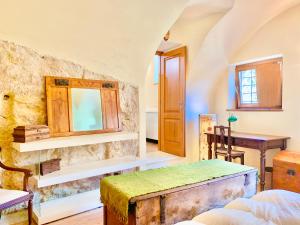 A bed or beds in a room at La Tinassara