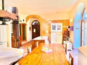 A kitchen or kitchenette at La Tinassara